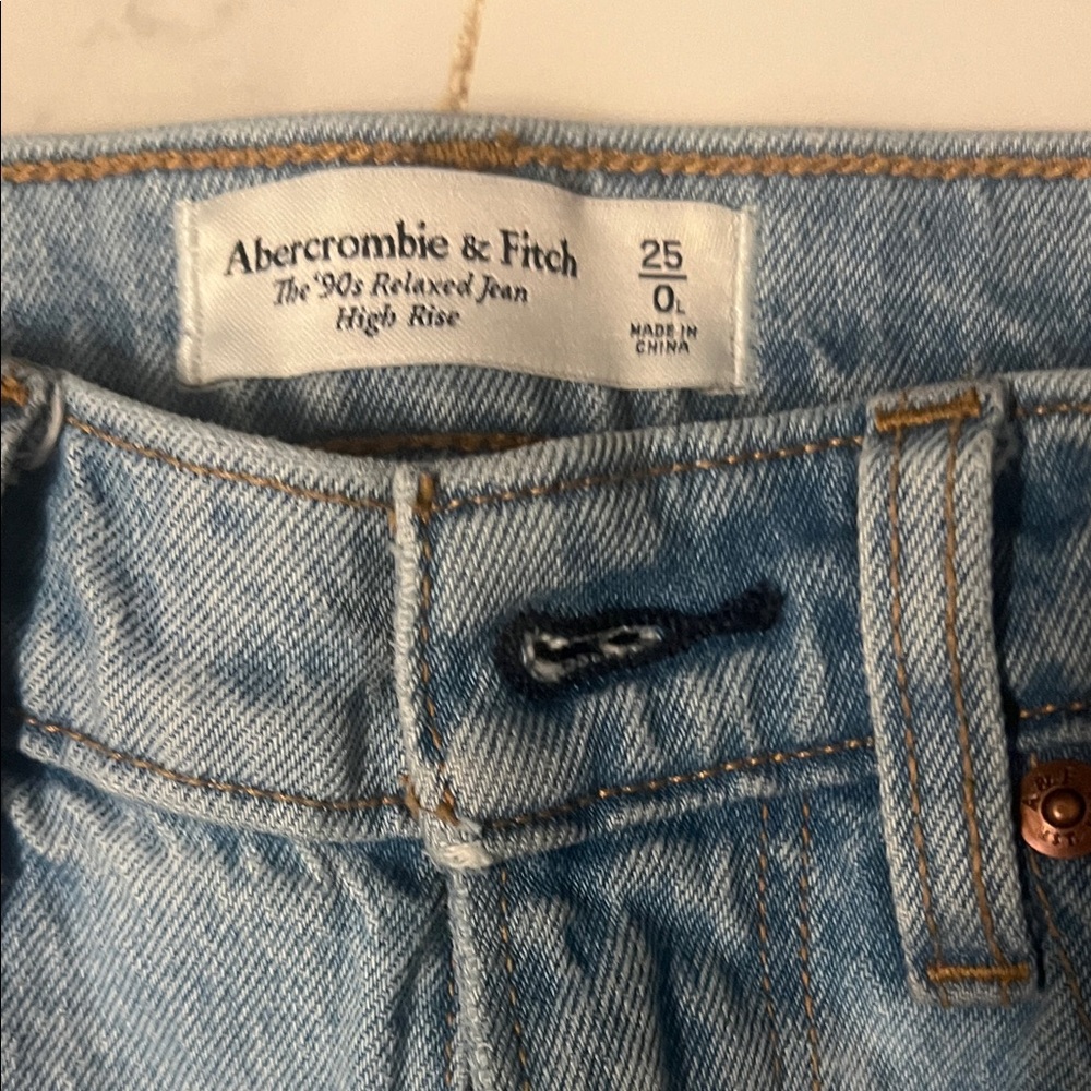 Abercrombie & Fitch '90s Relaxed Light Blue Jeans 25
